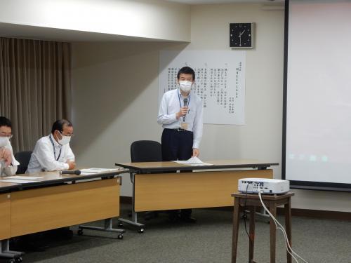 マイクごしに挨拶をしている市長の様子の写真