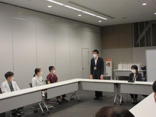 赴任医師歓迎事業にて挨拶をする市長の様子の写真