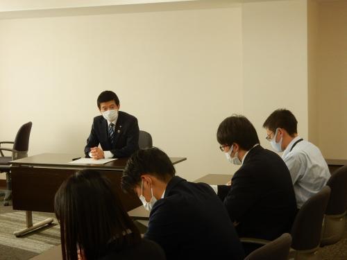 新規採用職員と意見交換をする市長の様子の写真