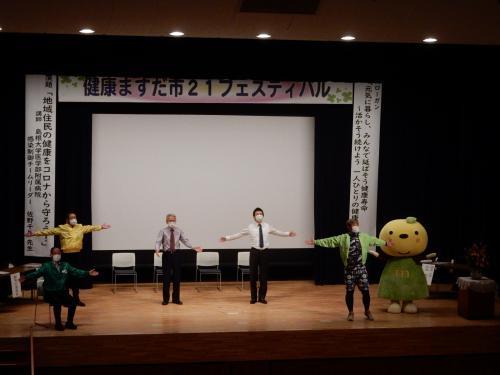 ステージ上で体操のような運動を行なっている様子の写真