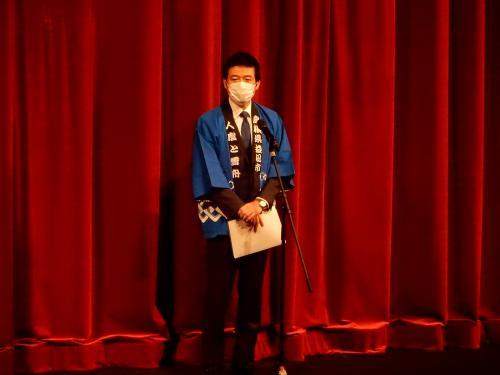 チャリティー石見神楽競演大会にて挨拶をする市長の写真
