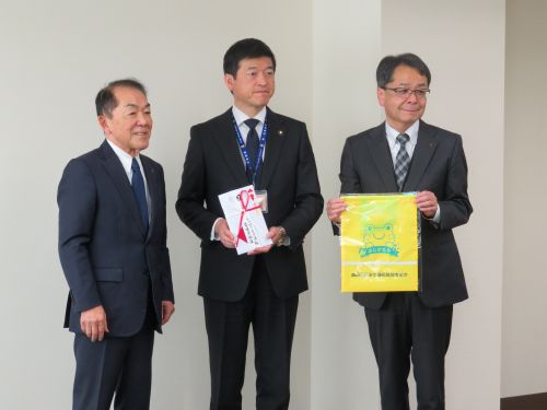 新小学一年生への反射材つき巾着ぶくろ寄贈式に出席の市長の写真