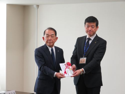 新小学一年生への交通安全標識定規寄贈式に出席の市長の写真