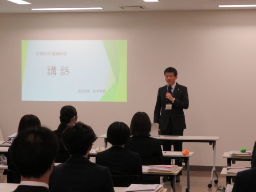令和8年4月1日付け新規採用の職員に講話中の市長の写真