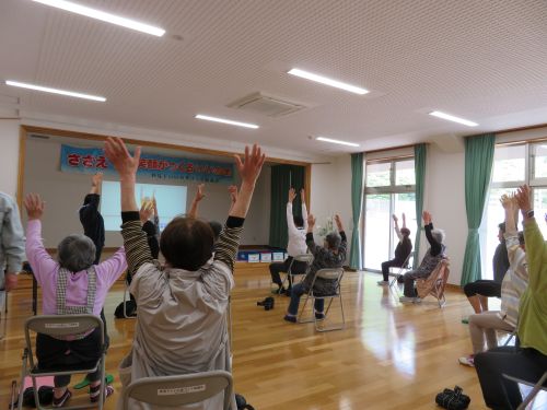 匹見下いいの里づくり協議会を訪問し、参加者と交流している市長の写真