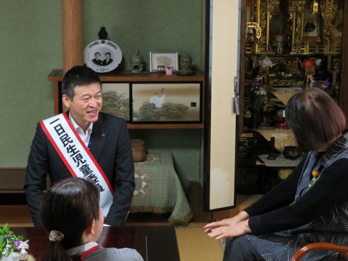 小野地区で友愛訪問をしている市長の写真