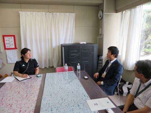 益田小学校で行われた令和8年度「夢の教室」授業を視察中の市長の写真