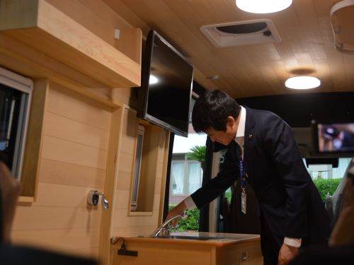 災害時におけるキャンピングカーの提供に関する協定締結式に出席の市長の写真2