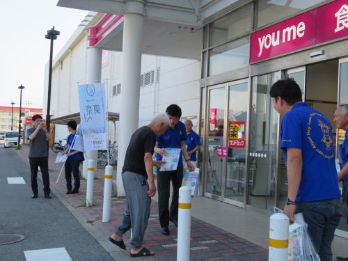萩・石見空港利用促進街頭PR活動中の市長の写真