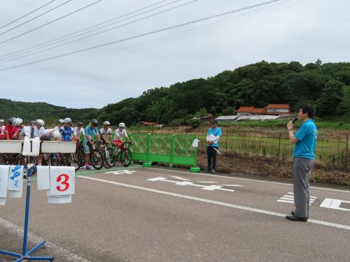 Road to かみあり in MASUDA（サイクルロードレース）開会式に出席の市長の写真1