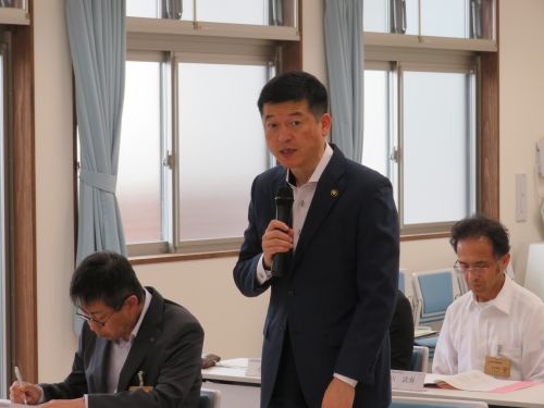 益田市国民健康保険事業運営協議会に出席の市長の写真