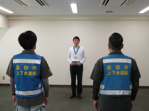 令和8年熊本地震被災自治体支援に係る派遣職員の出発式での市長の写真