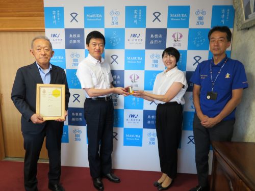 萩･石見空港「空港はちみつ」が第9回ハニー・オブ・ザ・イヤー2026で国産部門来場者特別賞を受賞した受賞報告会での市長の写真