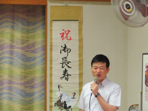 白上自治会敬老会に出席の市長の写真