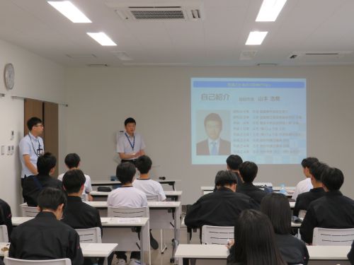 松江工業高等専門学校環境建設工学科2年生研修旅行で益田市の取組について講話中の市長の写真