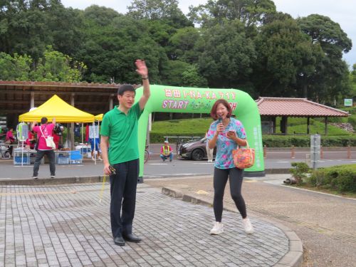 2026第13回益田I・NA・KAライドの開会式でスターターを務める市長の写真