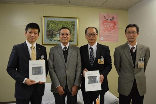 匹見診療所中村先生と市長ならびに関係者2名の集合写真