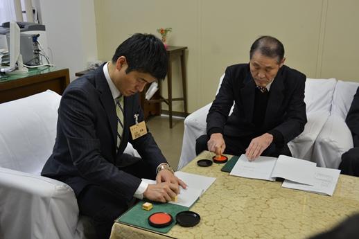市長と関係者が中西小学校内田分校閉校に係る覚書調印を行っている様子の写真