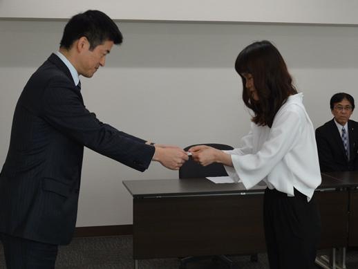 市長が女性に益田圏域限定特例通訳案内士登録証を手渡している様子の写真