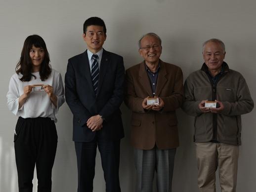 新たに通訳案内士に登録された三名と市長の記念写真
