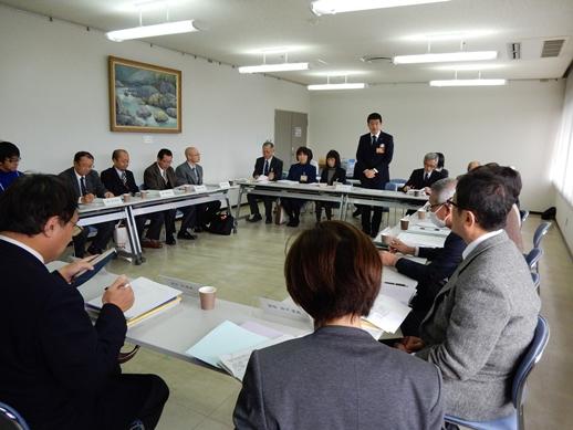 益田老人福祉計画推進協議会で話をする市長と耳を傾ける参加者らの写真