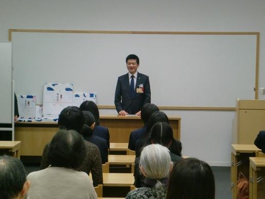 益田市美術展授賞式にて挨拶をする市長と耳を傾ける出席者らの写真