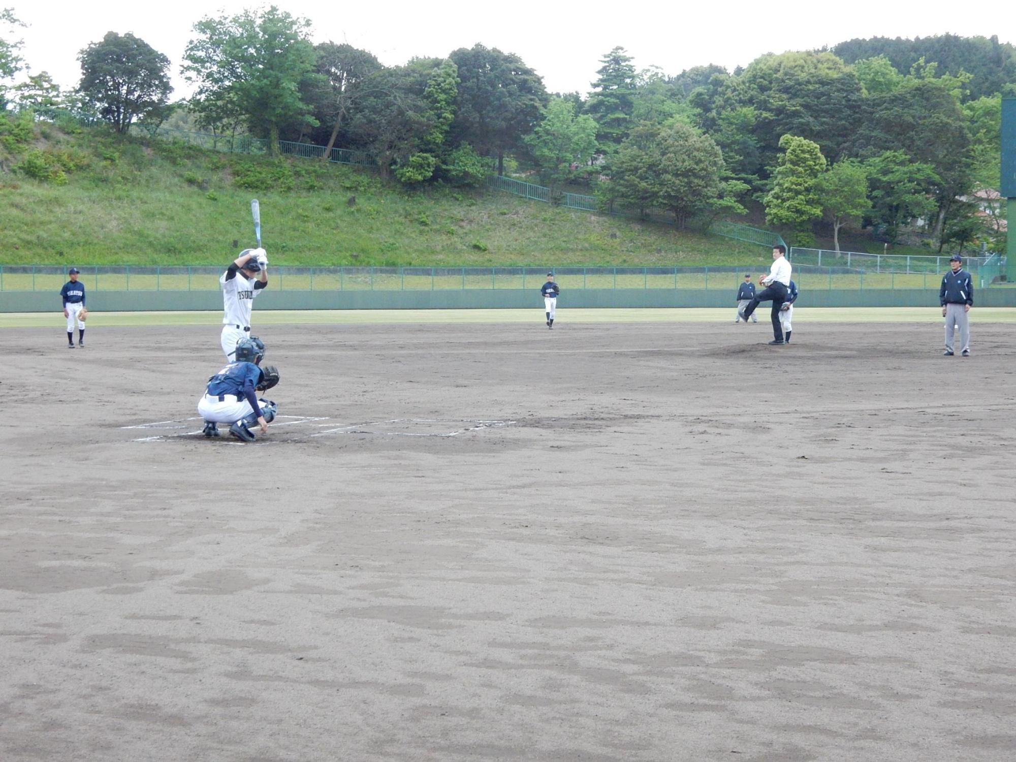 始球式の様子の写真