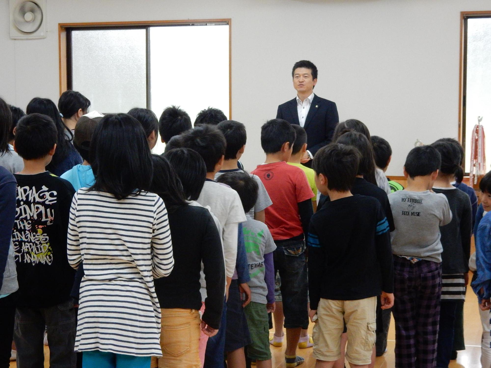 多田地区民大運動会にて挨拶をする市長の様子の写真
