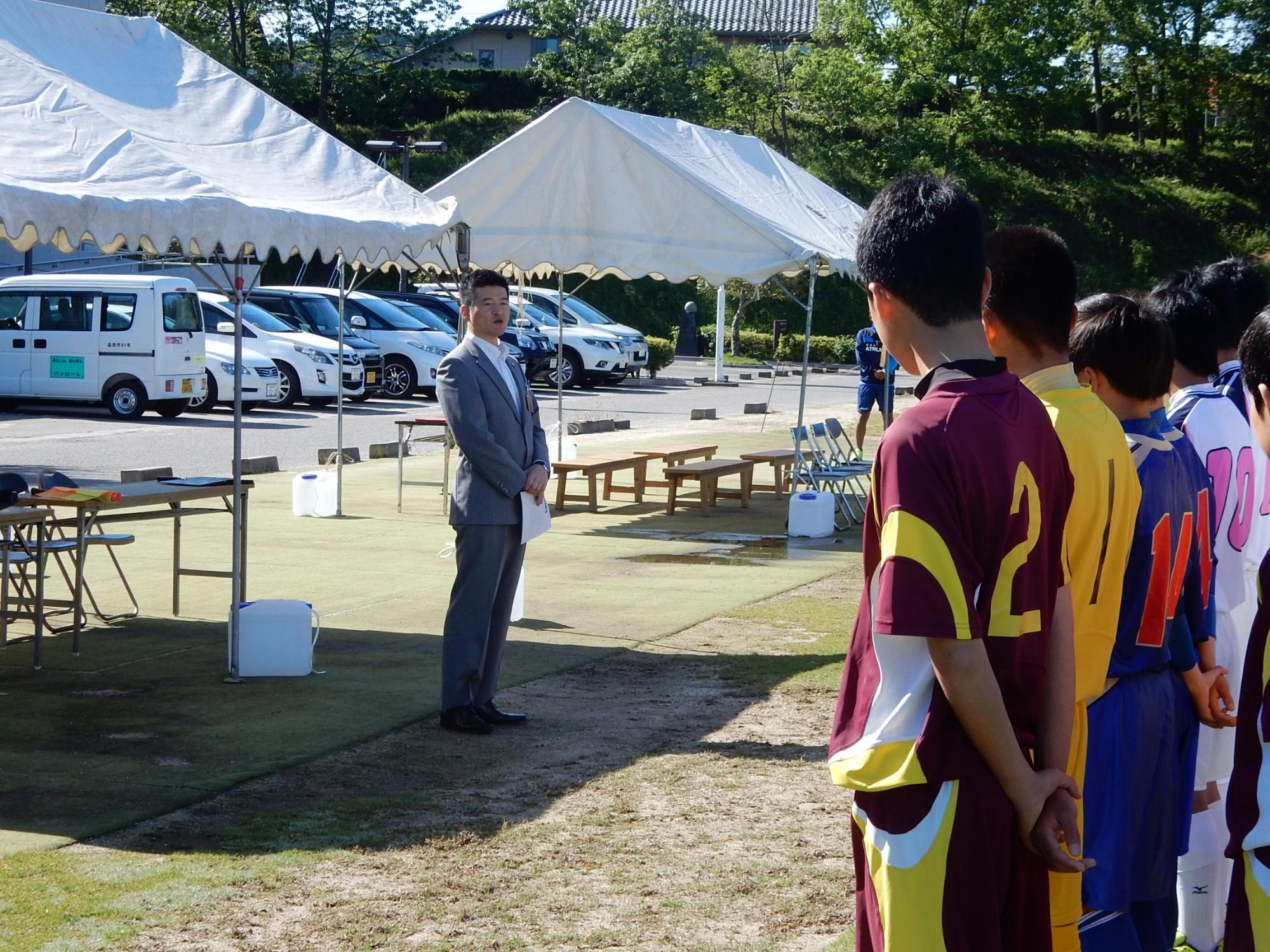 石見地区中体連サッカー大会にて挨拶をする市長の様子の写真