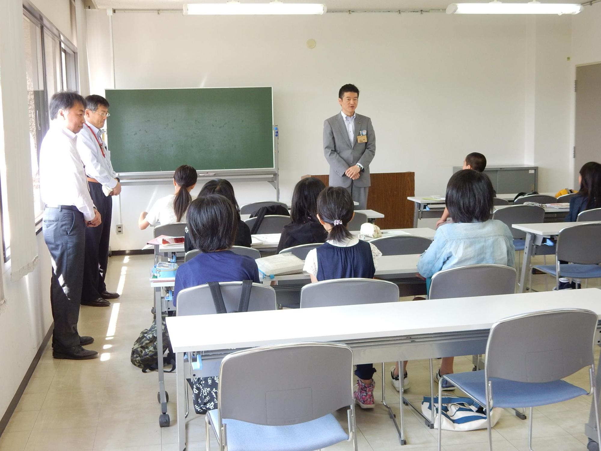 学び舎ますだにて挨拶をする市長の様子の写真
