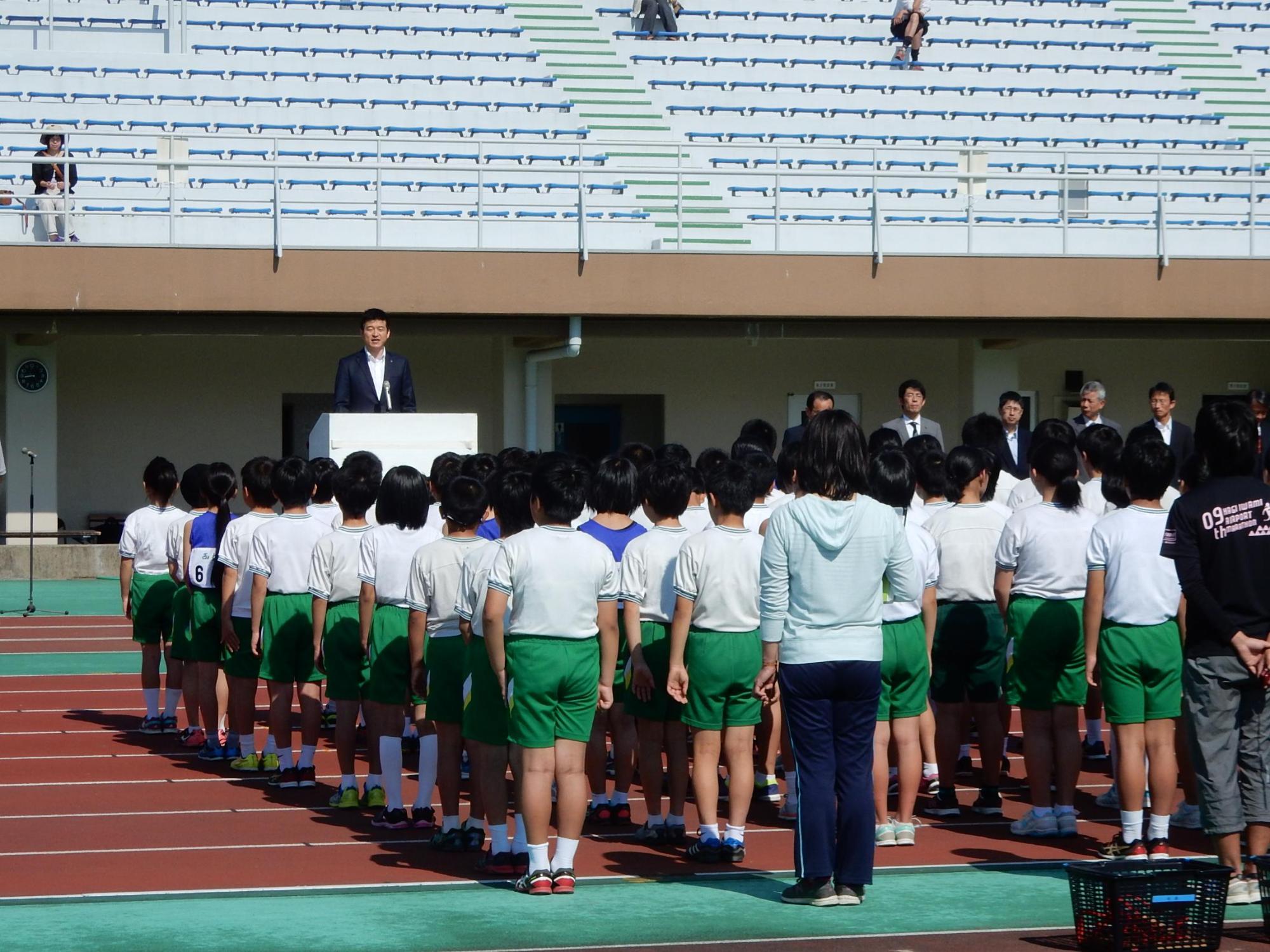 益田市小学校陸上競技大会にて挨拶をする市長の様子の写真