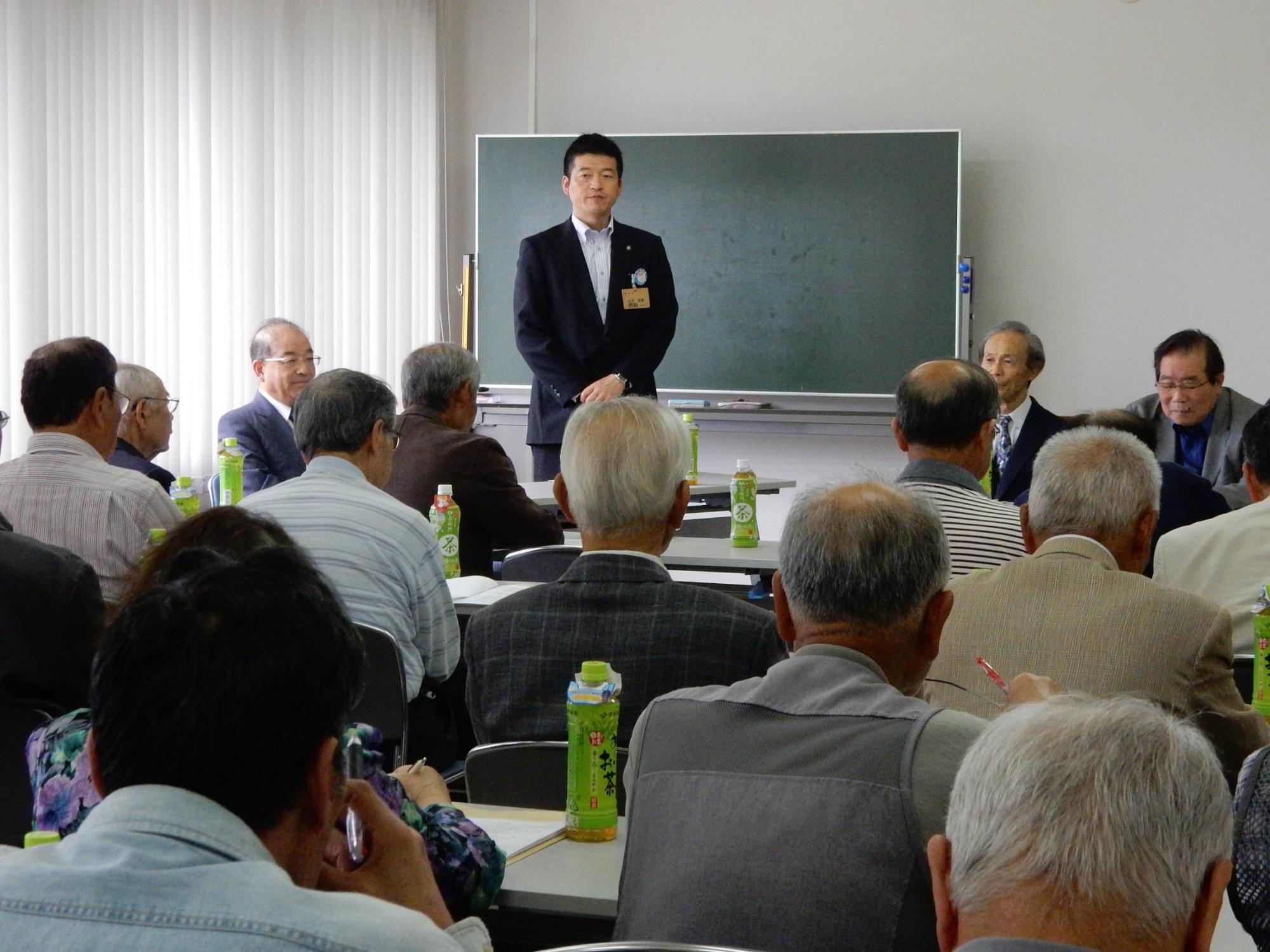 益田市雪舟顕彰会にて挨拶をする市長の様子の写真
