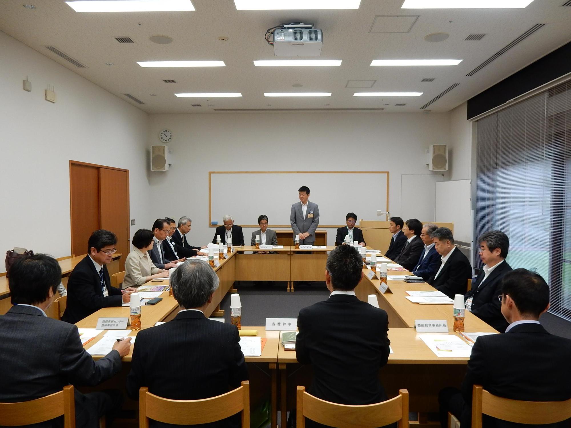 十五日会にて挨拶をする市長の様子の写真