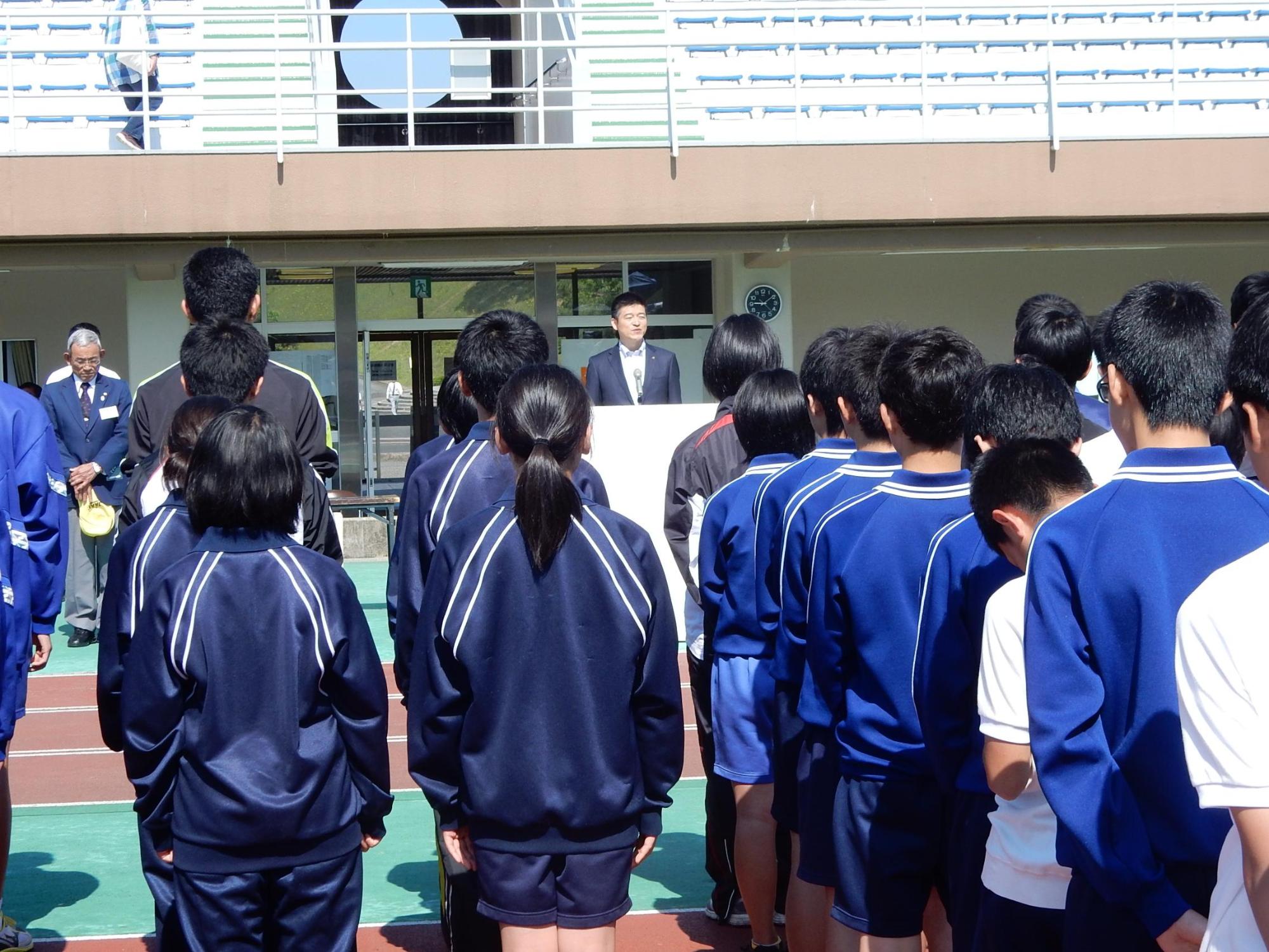 中体連陸上競技大会にて挨拶をする市長の様子の写真