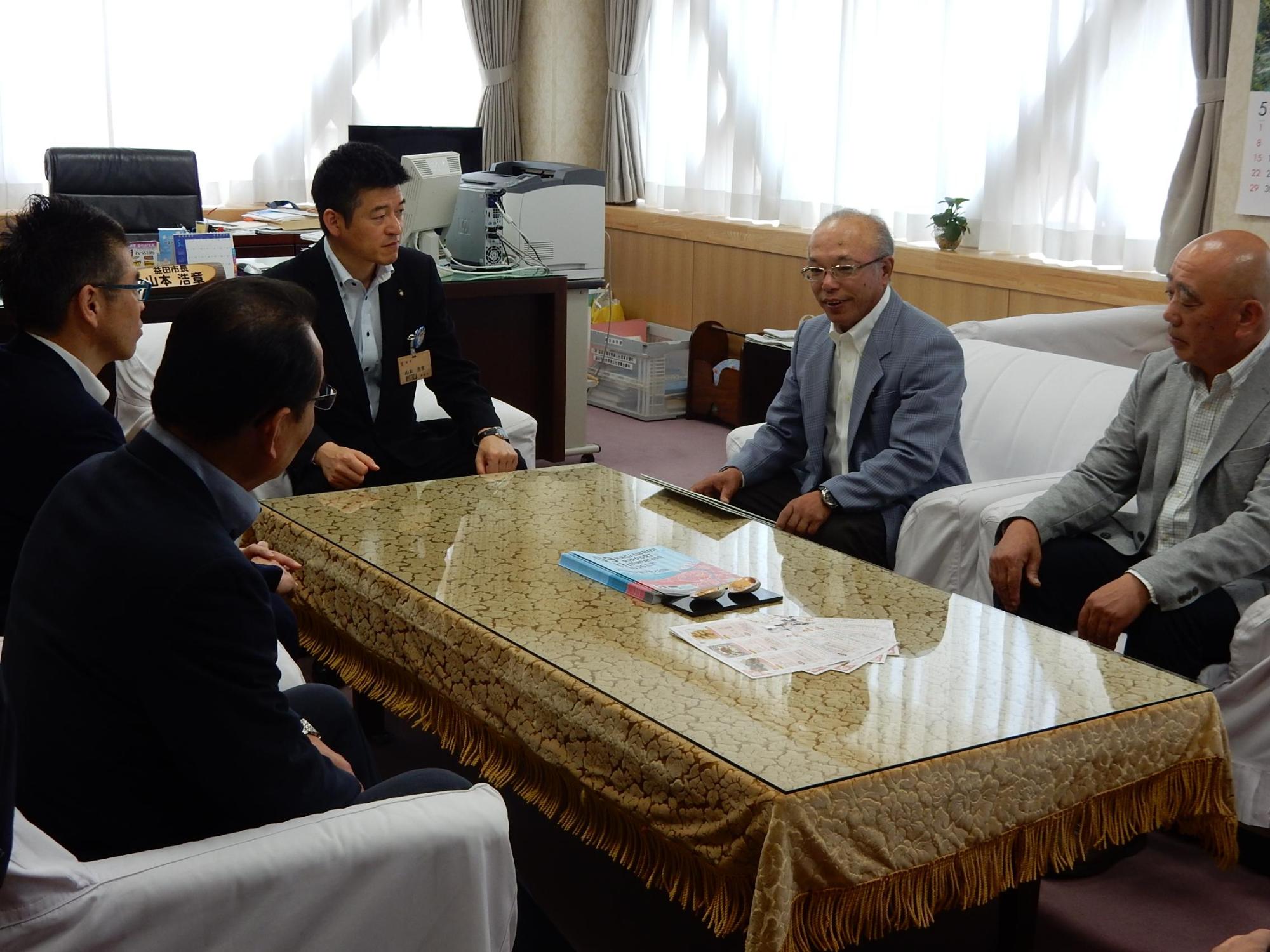 糸操り帰国報告会にて報告しあう様子の写真