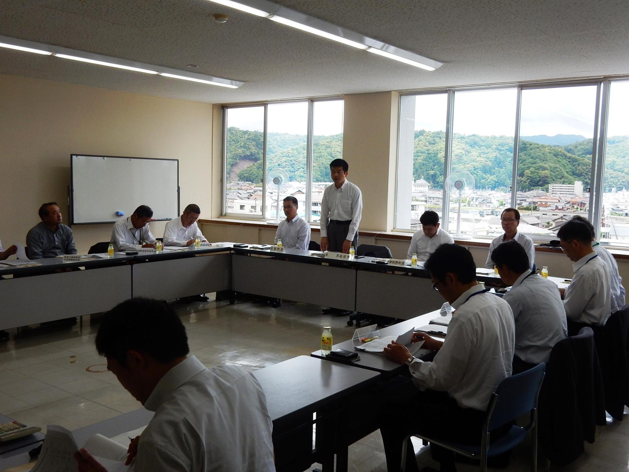 石西地域農林振興協議会にて挨拶をする市長の様子の写真