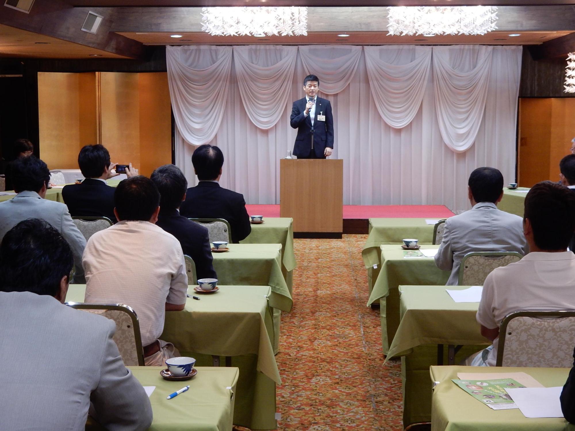 島根県木材協会益田支部通常総会にて挨拶をする市長の様子の写真