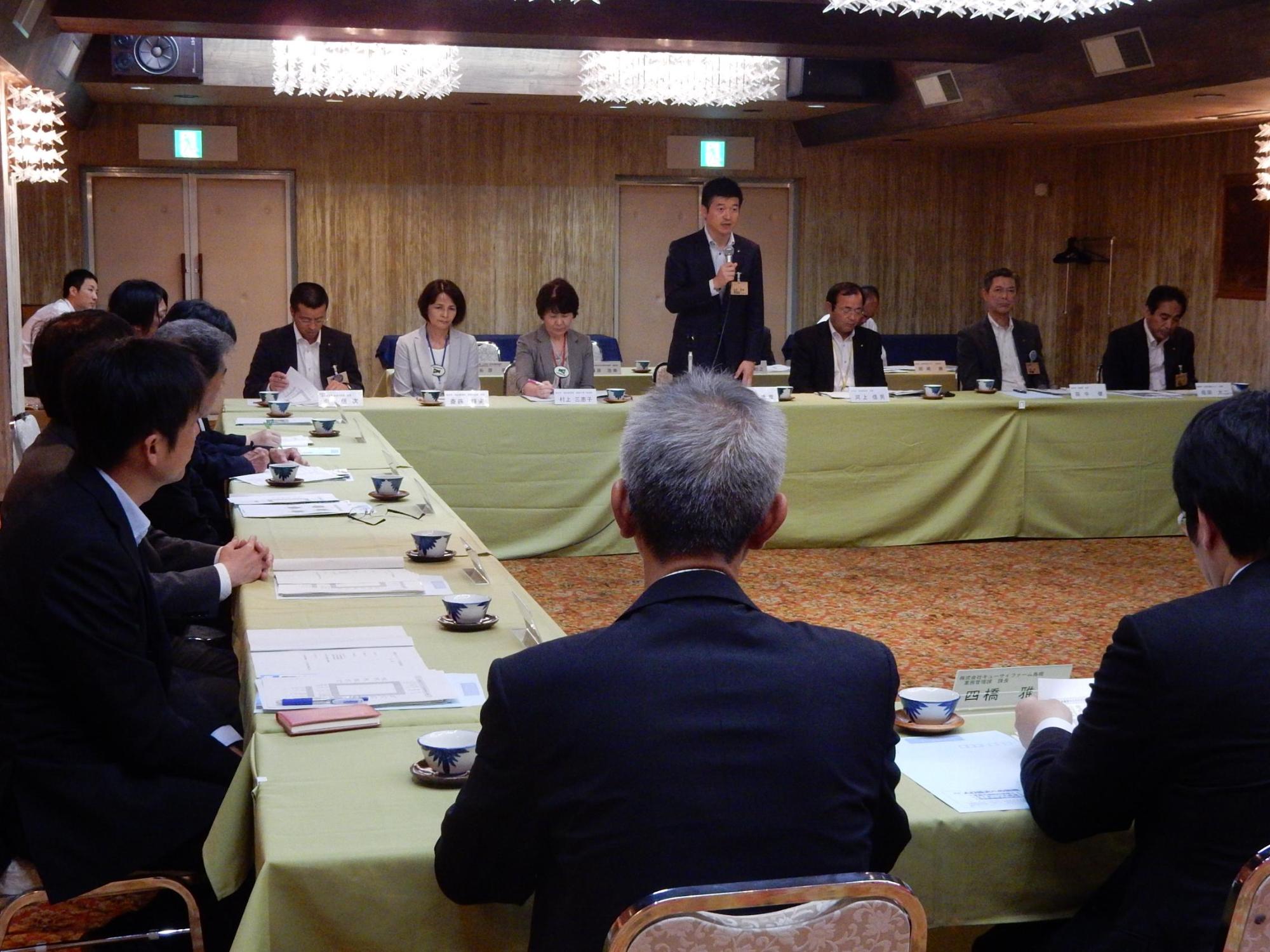 石見臨空ファクトリーパーク立地企業連絡会議にて挨拶をする市長の様子の写真