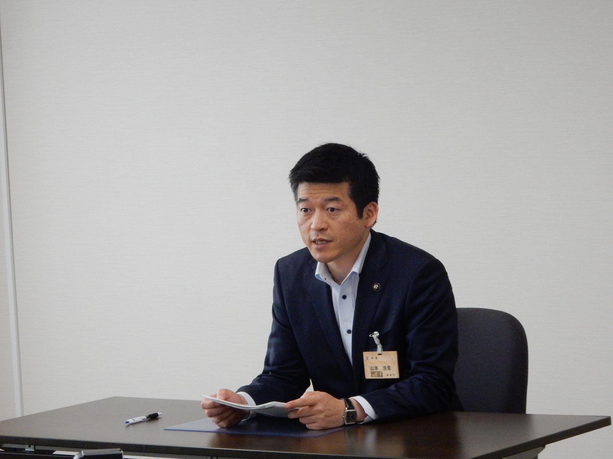 定例記者会見の様子の写真