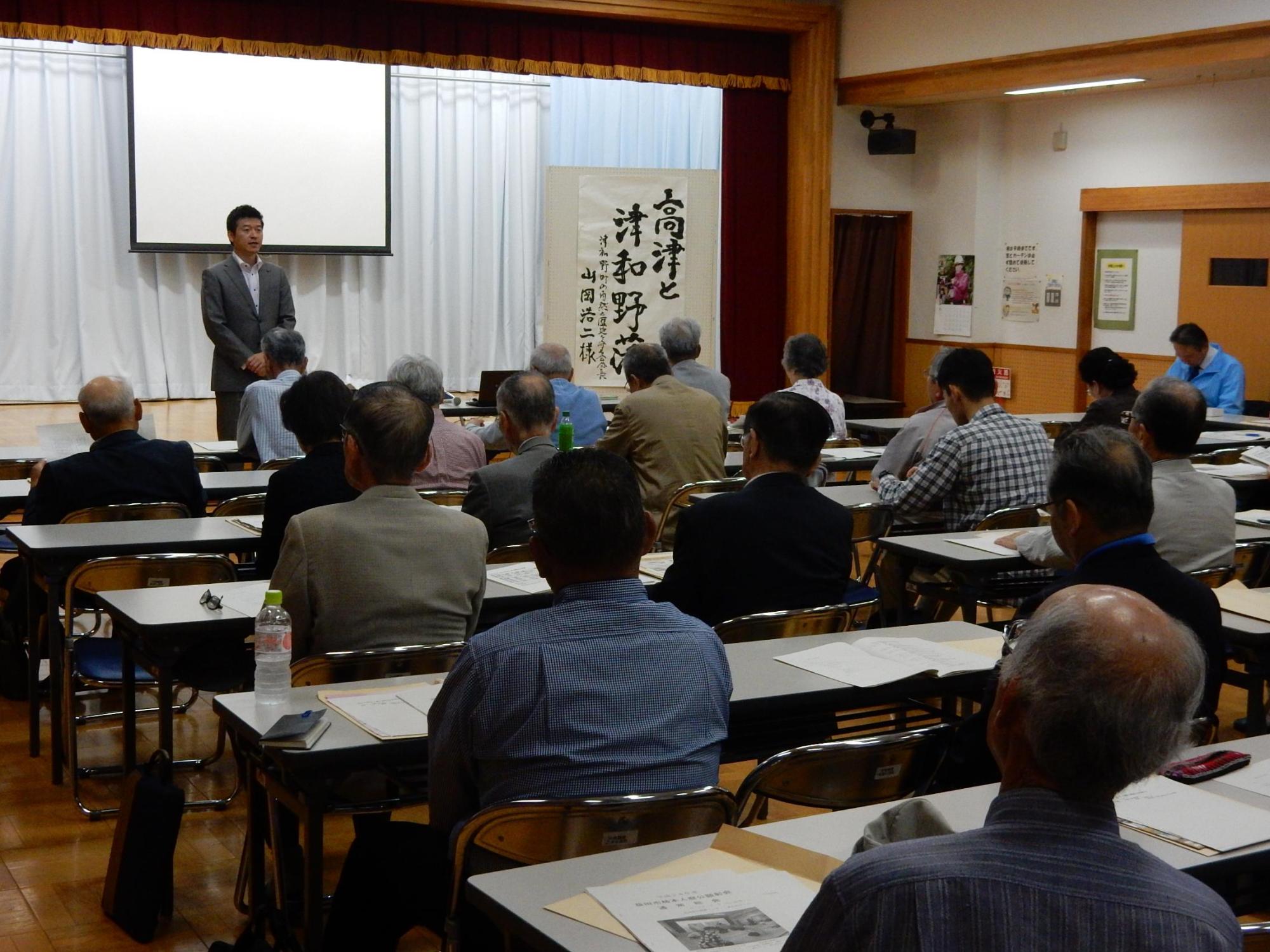 益田市柿本人麿公顕彰会にて挨拶をする市長の様子の写真