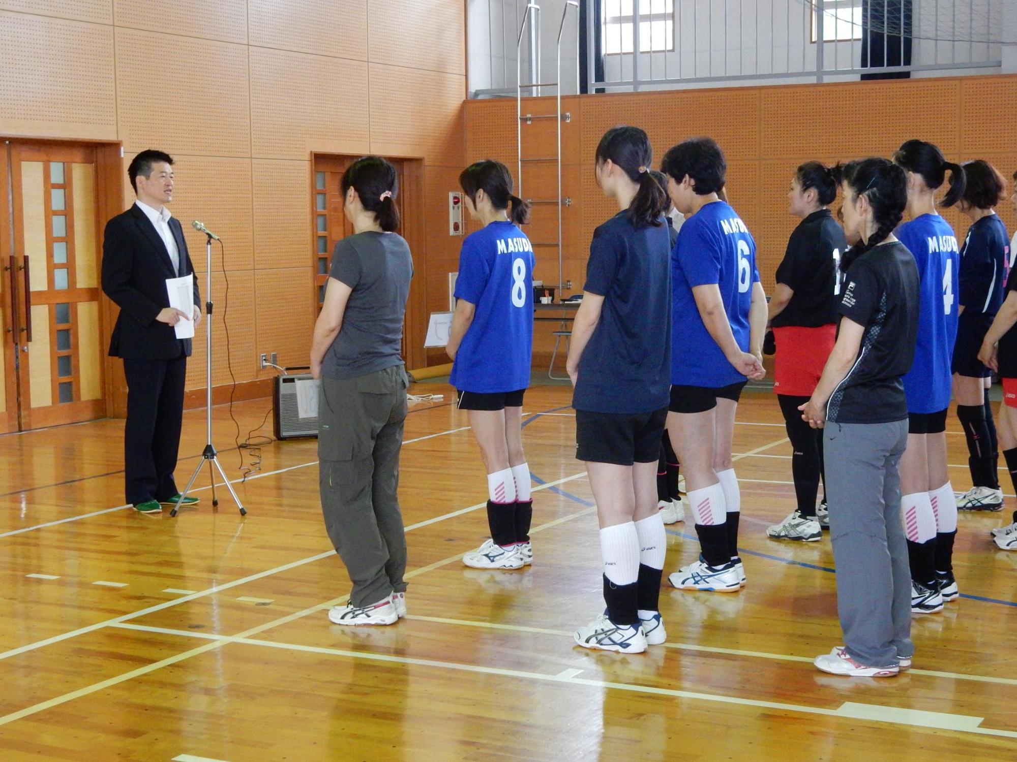 家庭婦人バレーボール大会にて挨拶をする市長の様子の写真