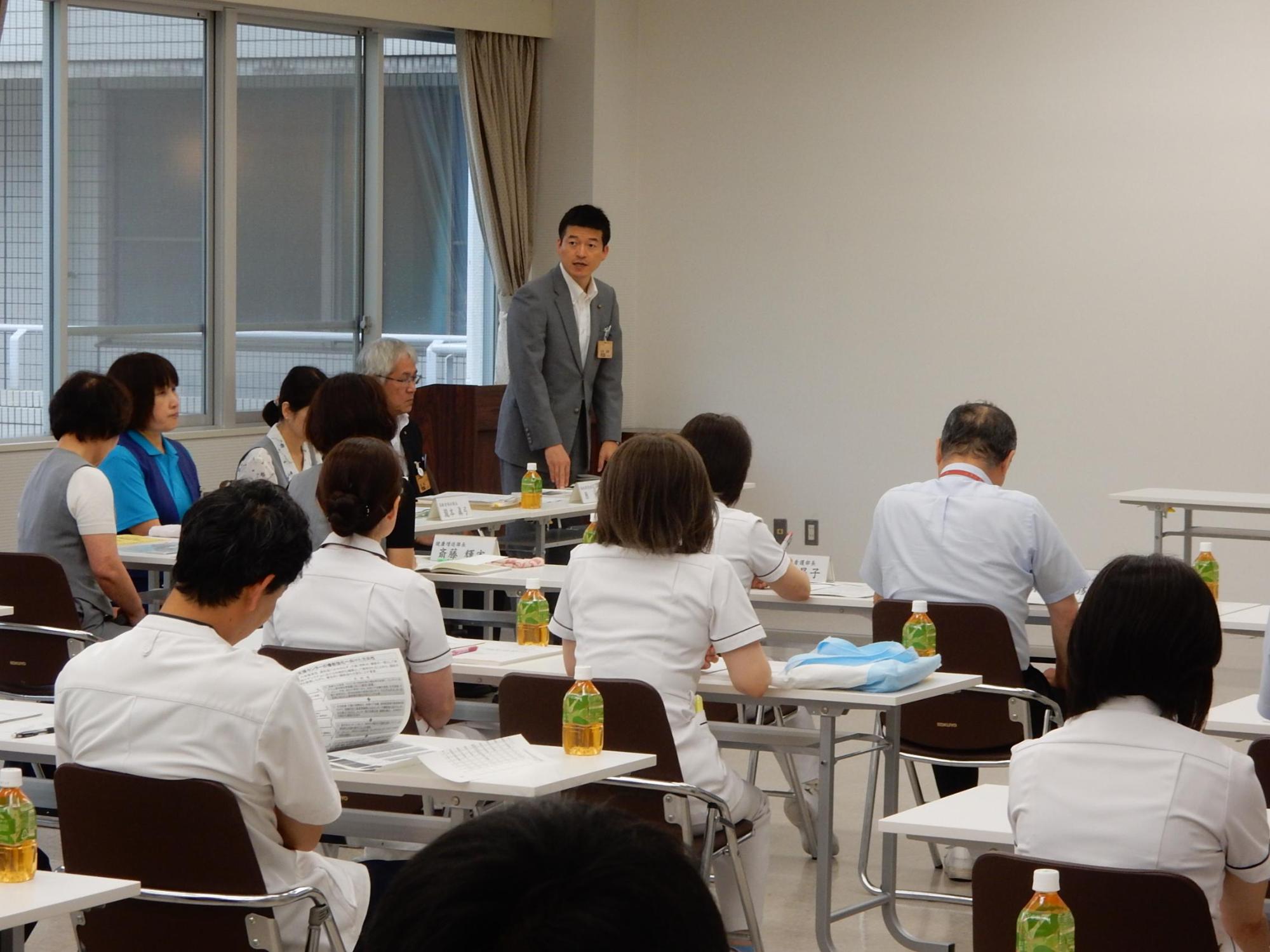 医師会病院との意見交換会にて挨拶をする市長の様子の写真