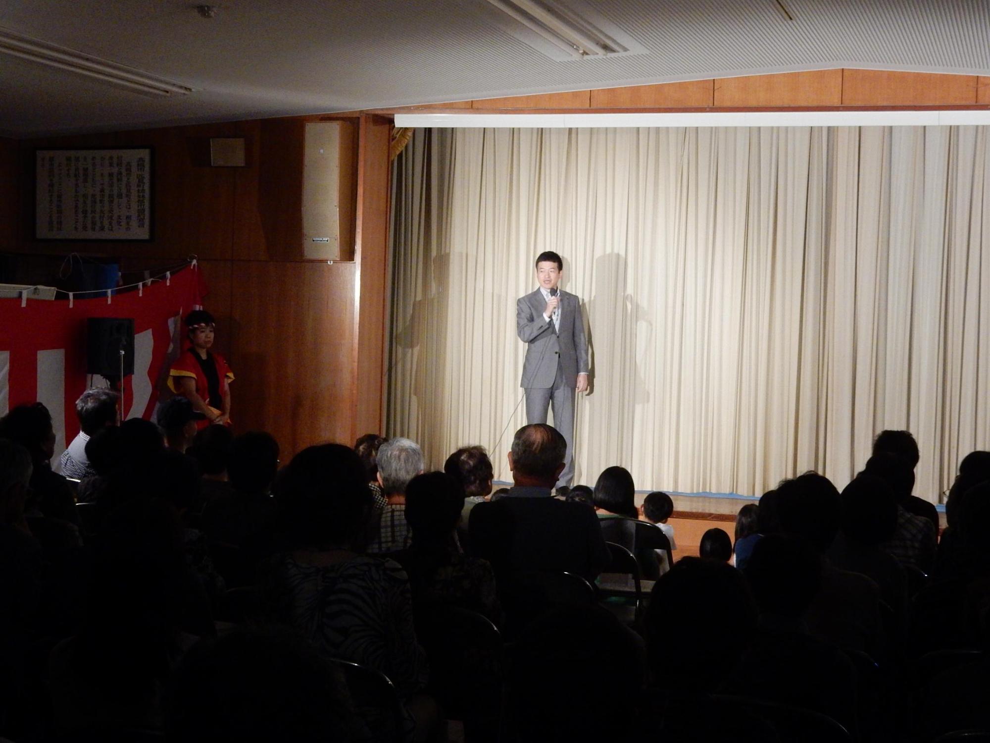 匹見太鼓喜楽組20周年記念公演にて挨拶をする市長の様子の写真