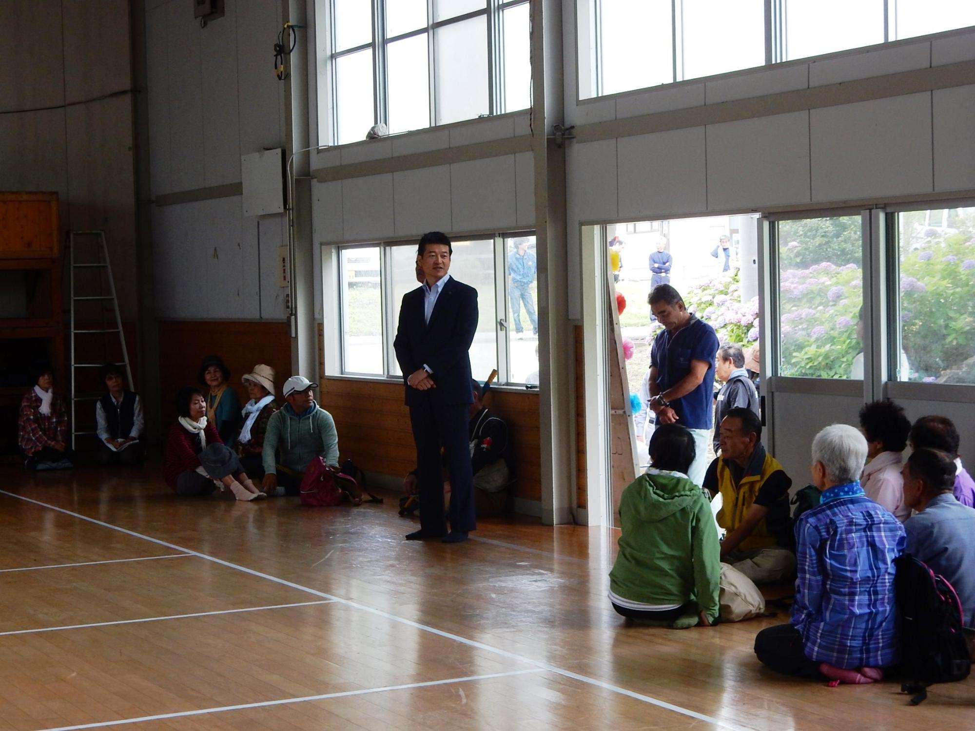 あじさい園健康ウォークにて挨拶をする市長の様子の写真