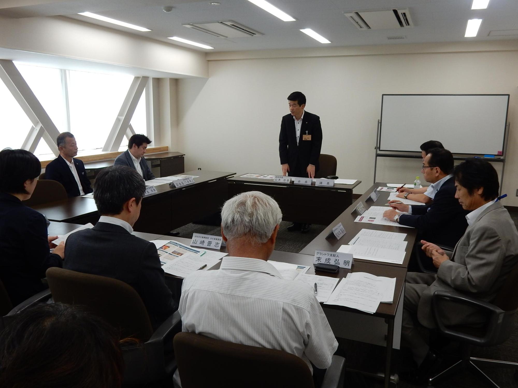 芸術文化とふれあう協議会にて挨拶をする市長の様子の写真