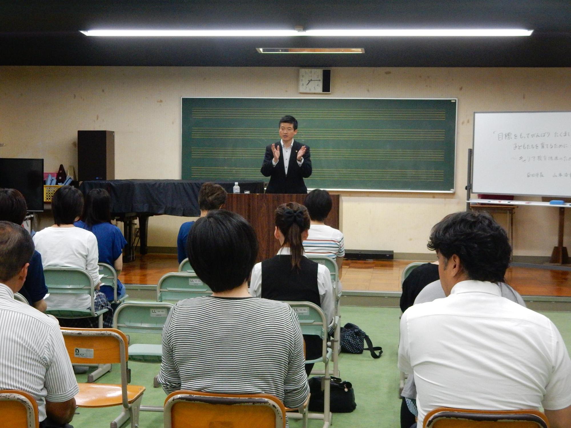 鎌手中学校PTA研修会にて挨拶をする市長の様子の写真