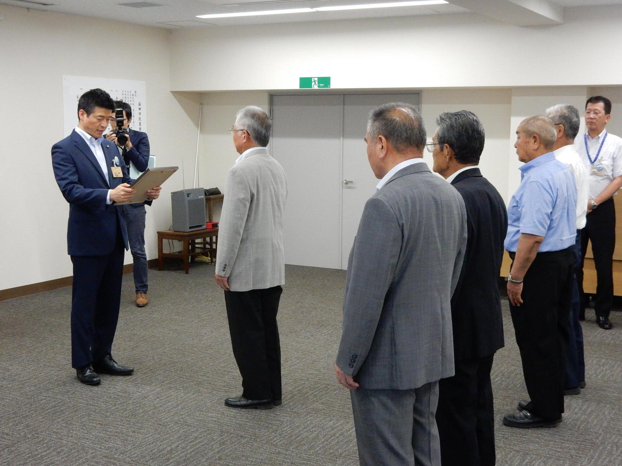 匹見下地区地域自治組織設立認定書交付式の様子の写真