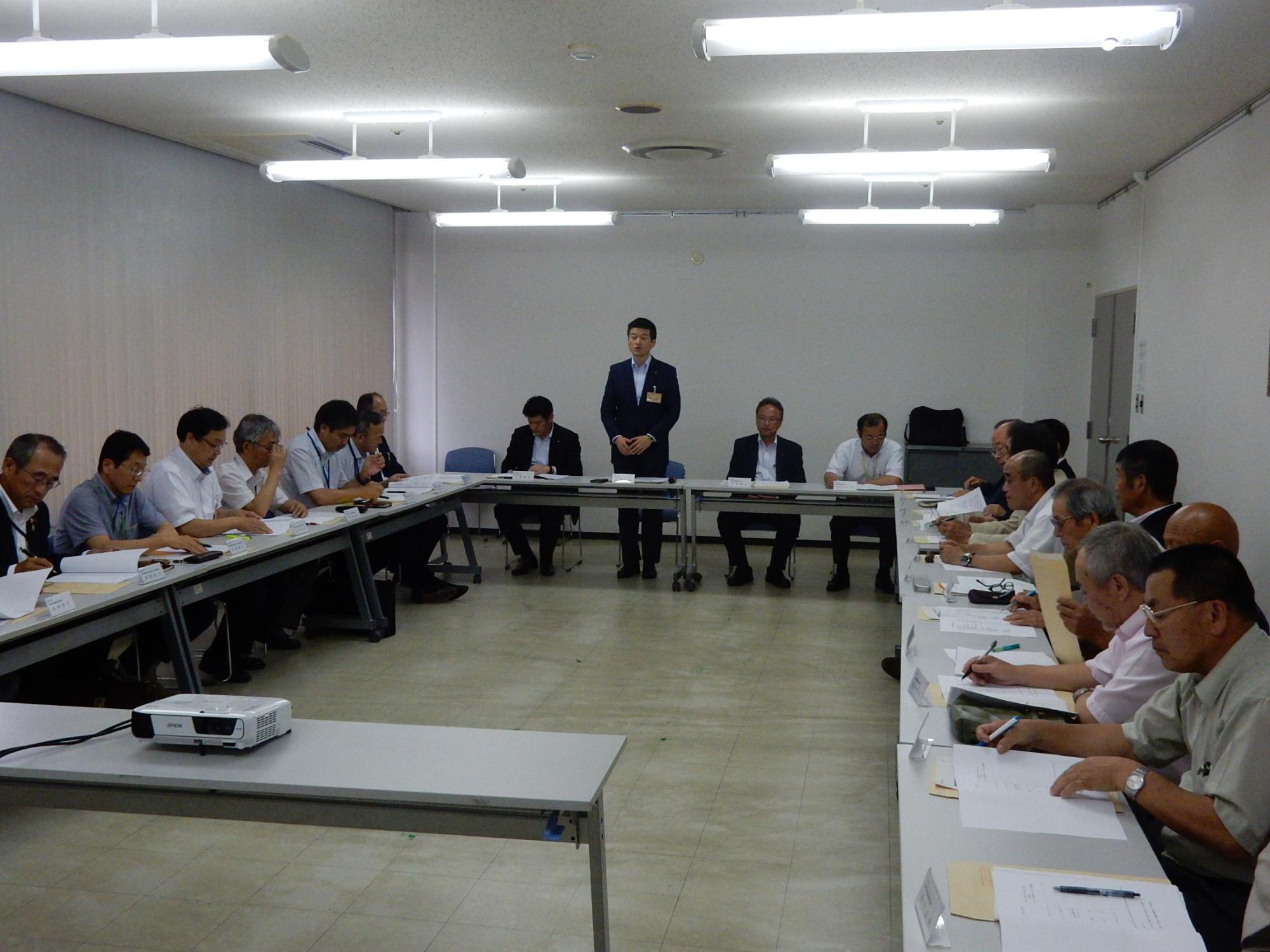 高津川漁業振興協議会役員会・総会にて挨拶をする市長の様子の写真
