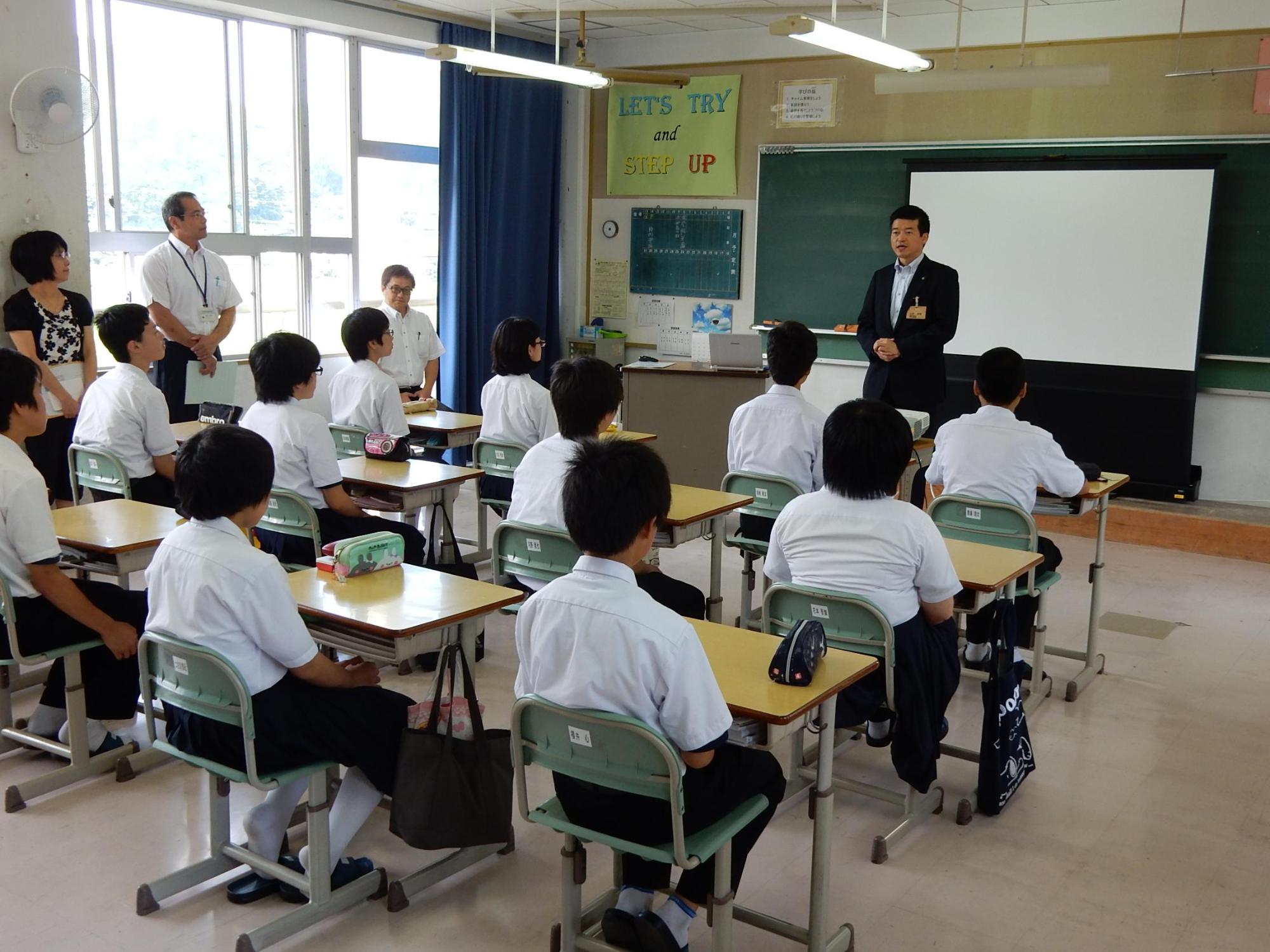 JPX起業体験プログラム事業導入授業視察にて挨拶をする市長の様子の写真