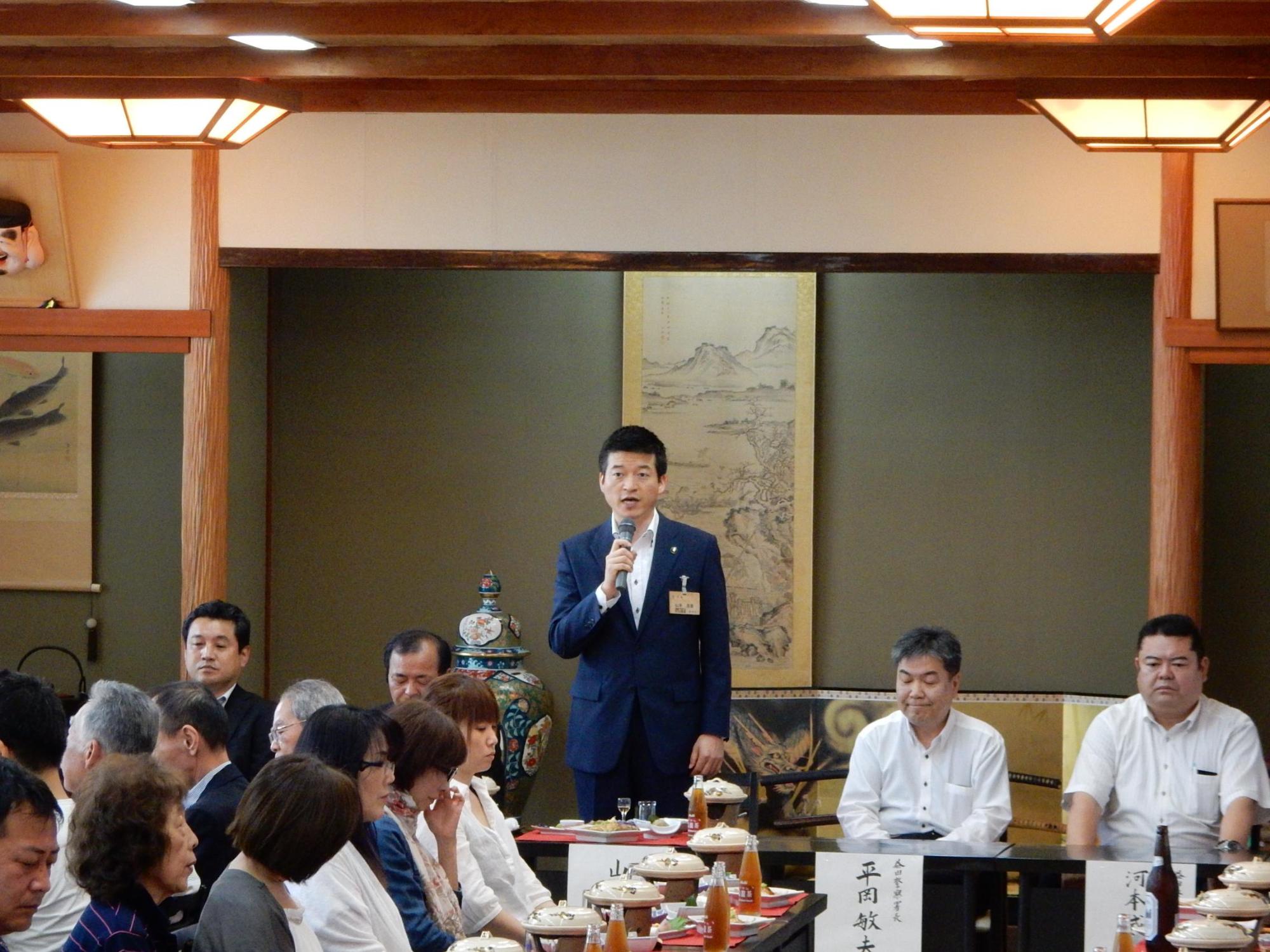 島根県飲食業生活衛生同業組合益田支部通常総会にて挨拶をする市長の様子の写真